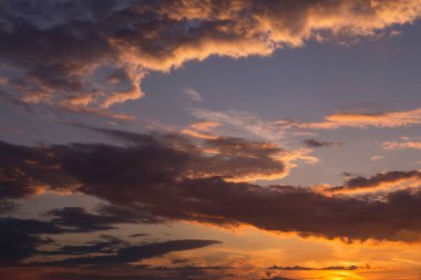 Dramatik gün doğumu, günbatımı sarı turuncu mavi gökyüzü güneş ve güneş ışığı içeren bulutlar ve soyut arkaplan dokusu