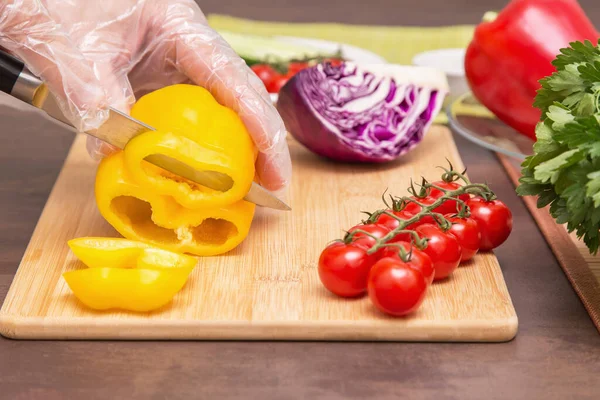 주방장은 셀로판 장갑을 노란색 파프리카 샐러드 채소를 밀봉한다 채식주의자 식생활 — 스톡 사진