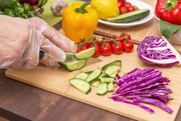샐러드용 오이와 야채를 자르는 셰프가 닫습니다 채식주의자 식품을 요리하는 셀로판 — 스톡 사진