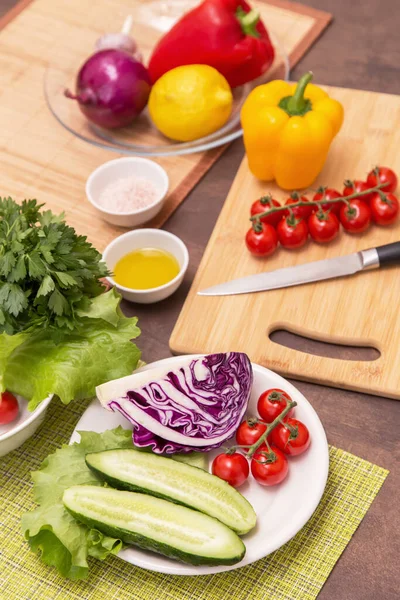 야채를 요리하기 야채들 부엌에 위에서 샐러드용 야채를 — 스톡 사진