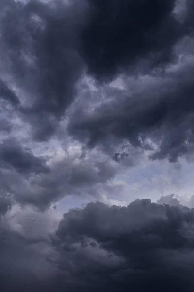 Épico Tempestade Dramática Céu Com Cinza Escuro Preto Cumulus Nuvens — Fotografia de Stock