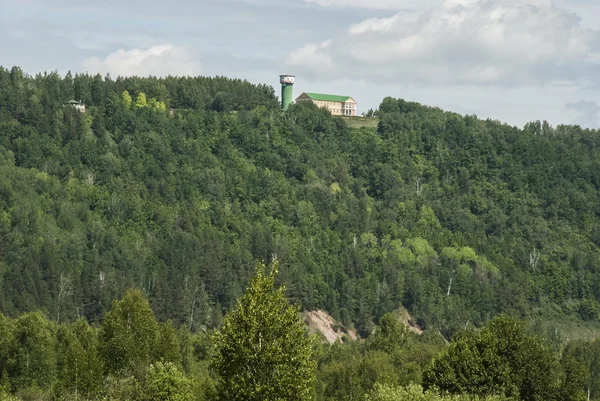 Das Gebäude auf dem Hügel — Stockfoto