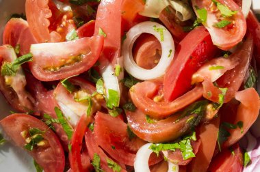 Salata domates soğan ve yeşillik ile