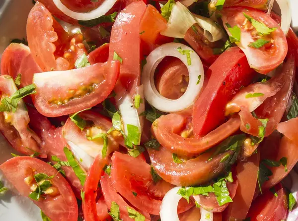 Salada de tomates com cebolas e verdes — Fotografia de Stock