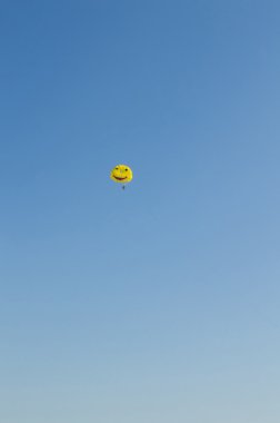 bir paraşüt üzerinde uçuş