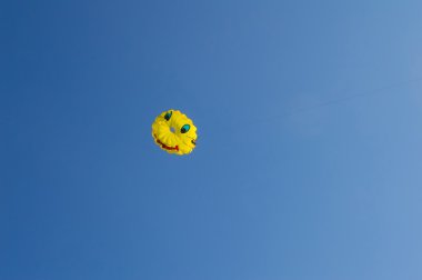 bir paraşüt üzerinde uçuş