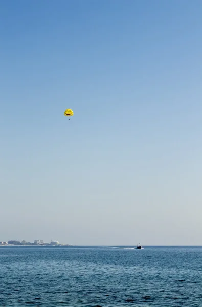Volo su un paracadute — Foto Stock