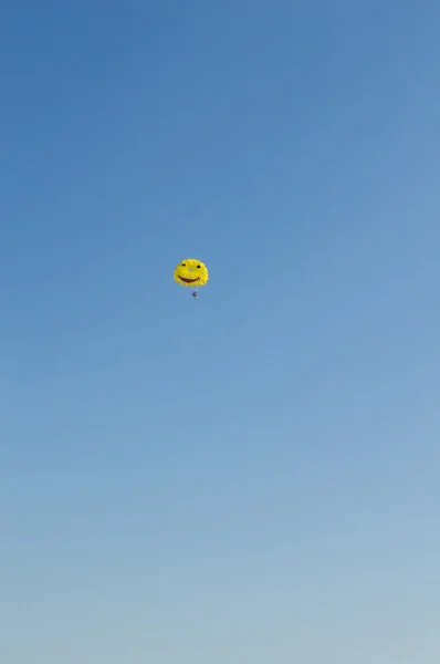 Volo su un paracadute — Foto Stock