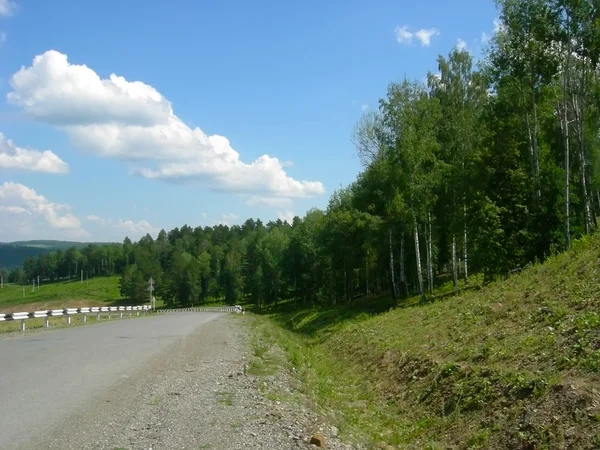 A estrada em colinas — Fotografia de Stock