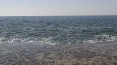 Sessiz denizde küçük sörf