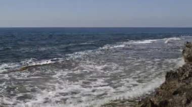 Sessiz denizde küçük sörf