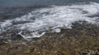 Sessiz denizde küçük sörf