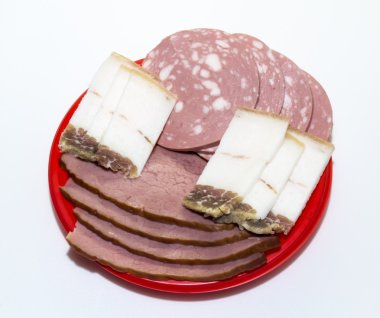 Et, haşlanmış sosis ve tuzlanmış domuz yağı