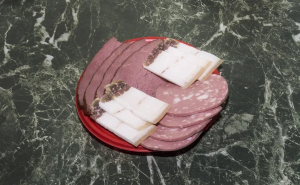 Carne, salchichas cocidas y grasa de cerdo salada —  Fotos de Stock