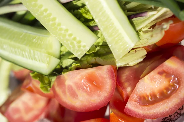 Komkommer, tomaat, Groenen — Stockfoto