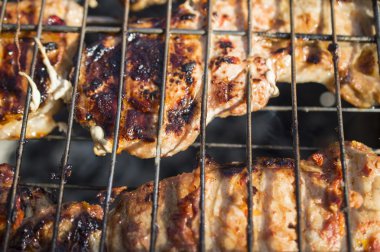 Bir kafes üzerinde et