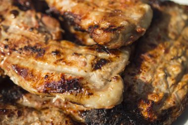 bir tabak üzerinde et