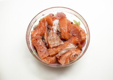 Breading olmadan bir tavada kızarmış orfoz,