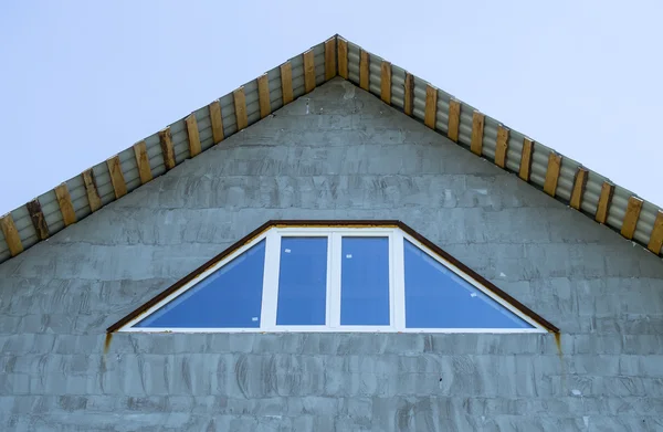 La casa da blocchi di calcestruzzo di schiuma con un tetto e finestre — Foto Stock