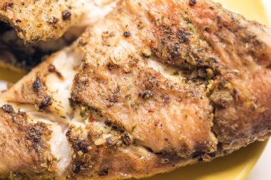 Bir tavada kızarmış orfoz,