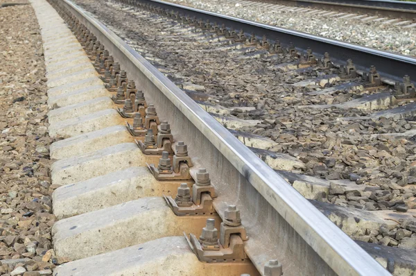 Rotaie ferroviarie, traverse in cemento, ghiaia — Foto Stock