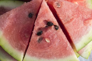 Olgun kırmızı su-kavun büyük parçalar