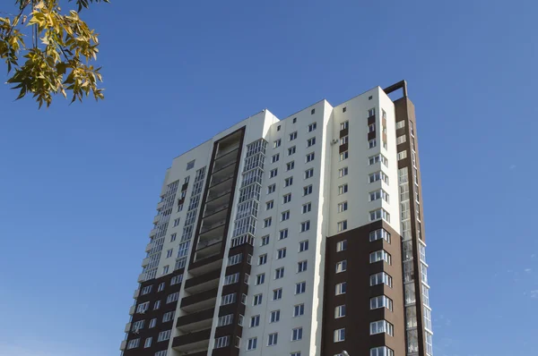 新的有人居住的多层建筑, 在晴朗的天空 — 图库照片