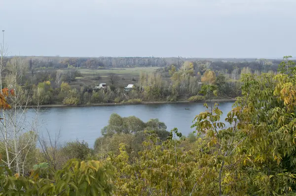 Fluss, Weite in der Ferne und Herbstwald — Stockfoto