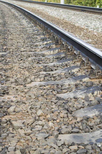 Ocelové železniční kolejnice, betonové křížové vazby, štěrk — Stock fotografie