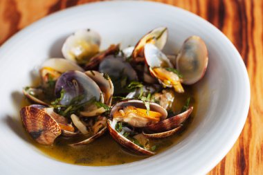 Sarımsaklı istiridye, zeytinyağı ve kişniş.