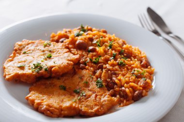 Fasulye ve balık pilavı.