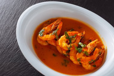 domates soslu fırında karides