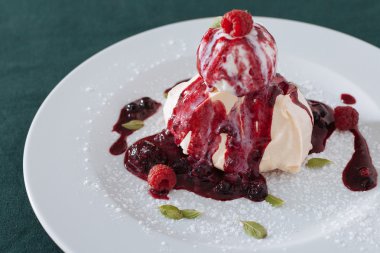 Ahududu şuruplu sufle.