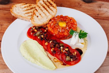 Biftek salatası / ıspanaklı, taze mantarlı ve balzamik soslu.