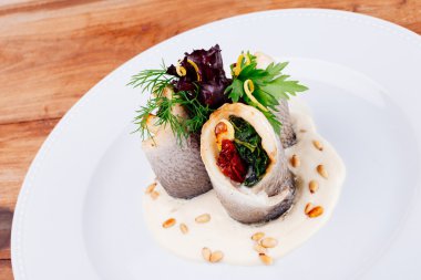 Balık yemeği / Balık köftesi / Balık, ıspanak, peynir, domates