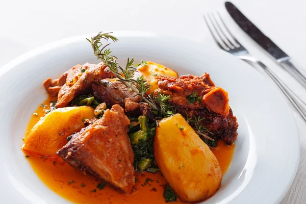 Kızarmış kuzu ve patates, Portekiz geleneksel mutfağı.