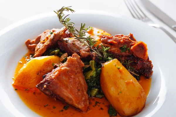 Kızarmış kuzu ve patates, Portekiz geleneksel mutfağı.