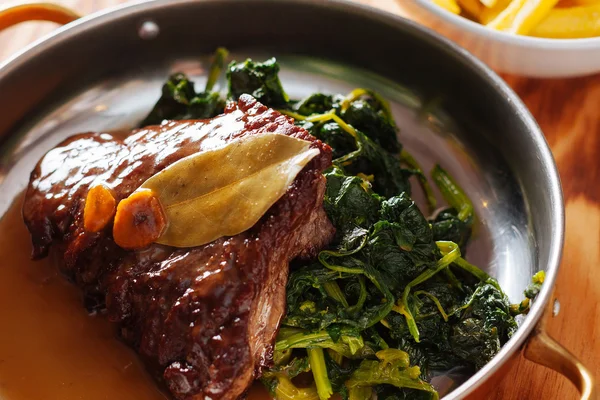  Kızarmış biftek ve ıspanak.