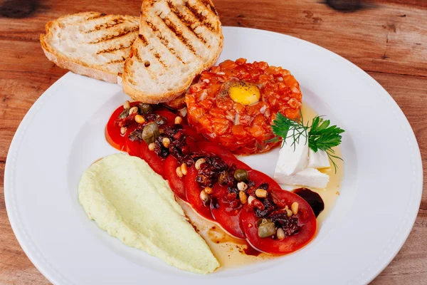 Biftek salatası / ıspanaklı, taze mantarlı ve balzamik soslu.