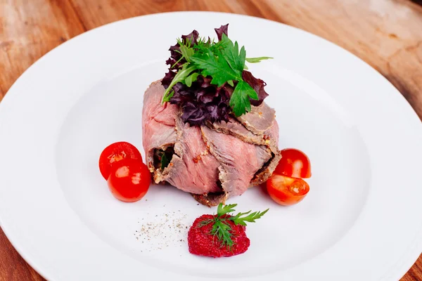 Roastbeef Salat Mit Spinat Frischen Pilzen Und Balsamico Sauce — Stockfoto