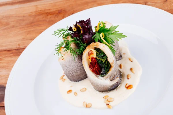 Balık yemeği / Balık köftesi / Balık, ıspanak, peynir, domates