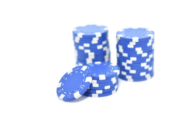 Chips di poker blu su bianco — Foto Stock