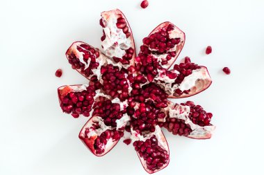 Çilek beyaz zemin üzerinde bir nar