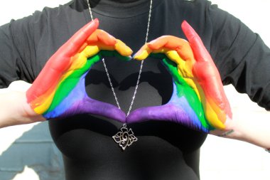 LGBT gökkuşağı eller