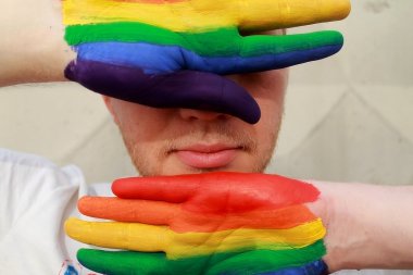 LGBT gökkuşağı eller