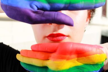 LGBT gökkuşağı eller
