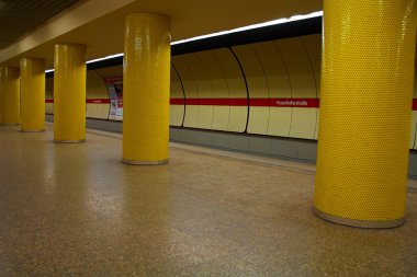 Metro İstasyonu'na Münih
