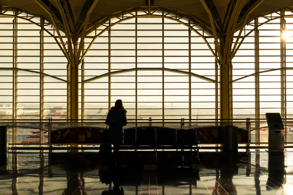 Ensom i lufthavnen – stockfoto