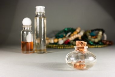 Cam şişeler ve boncuk