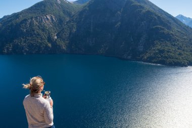 Lezzetli bir eş, Arjantin 'den tipik bir içki. Güney Patagonya 'nın manzaralarının tadını çıkarıyorum..